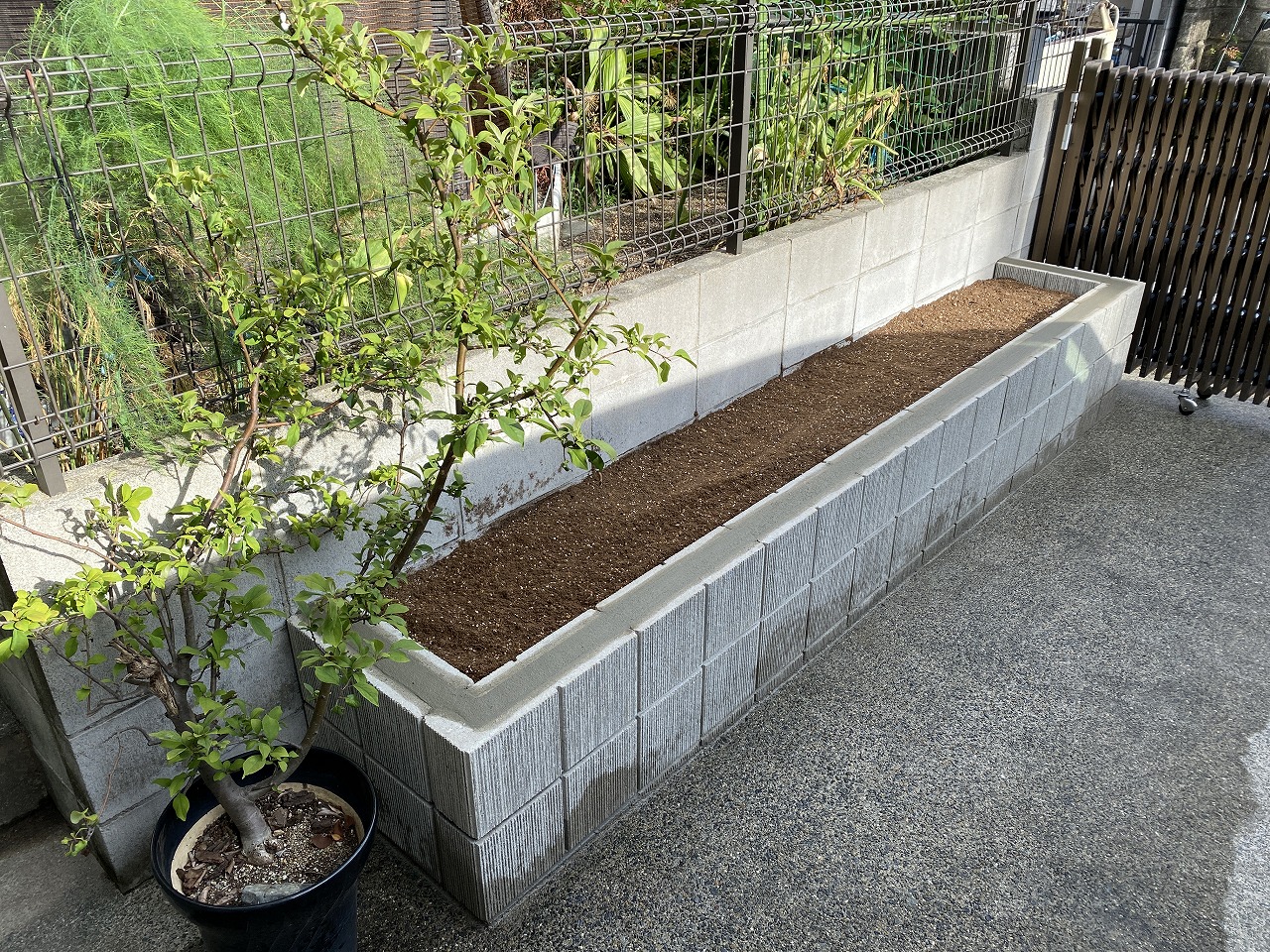 京都府長岡京市　ガレージ花壇新設工事