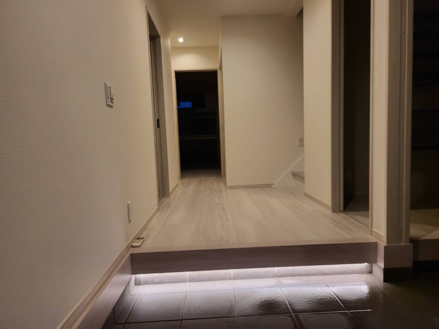 京都府向日市　戸建て玄関ポーチ間接照明