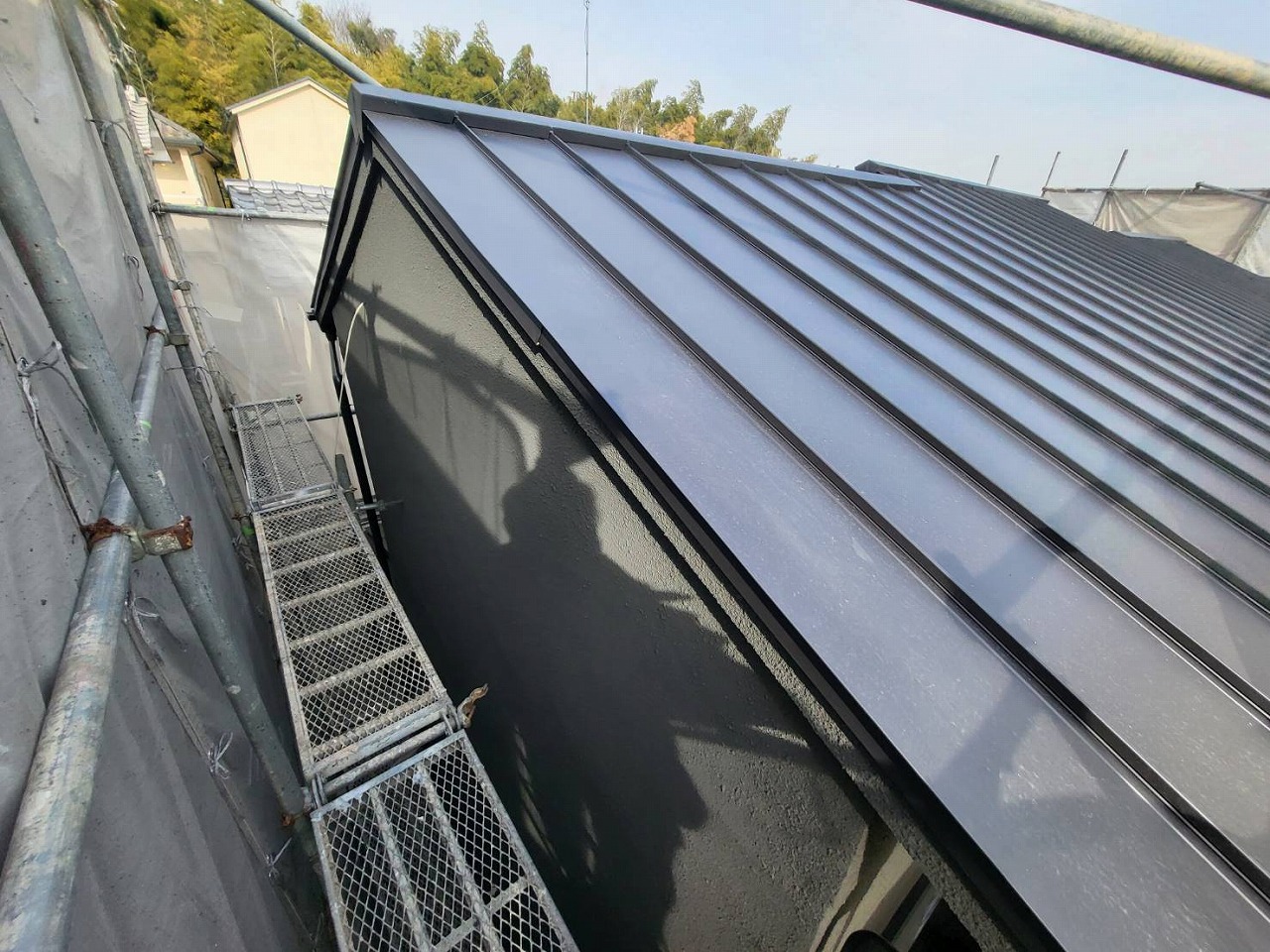 京都府向日市　戸建て屋根瓦からガルバニウム立平葺き工事