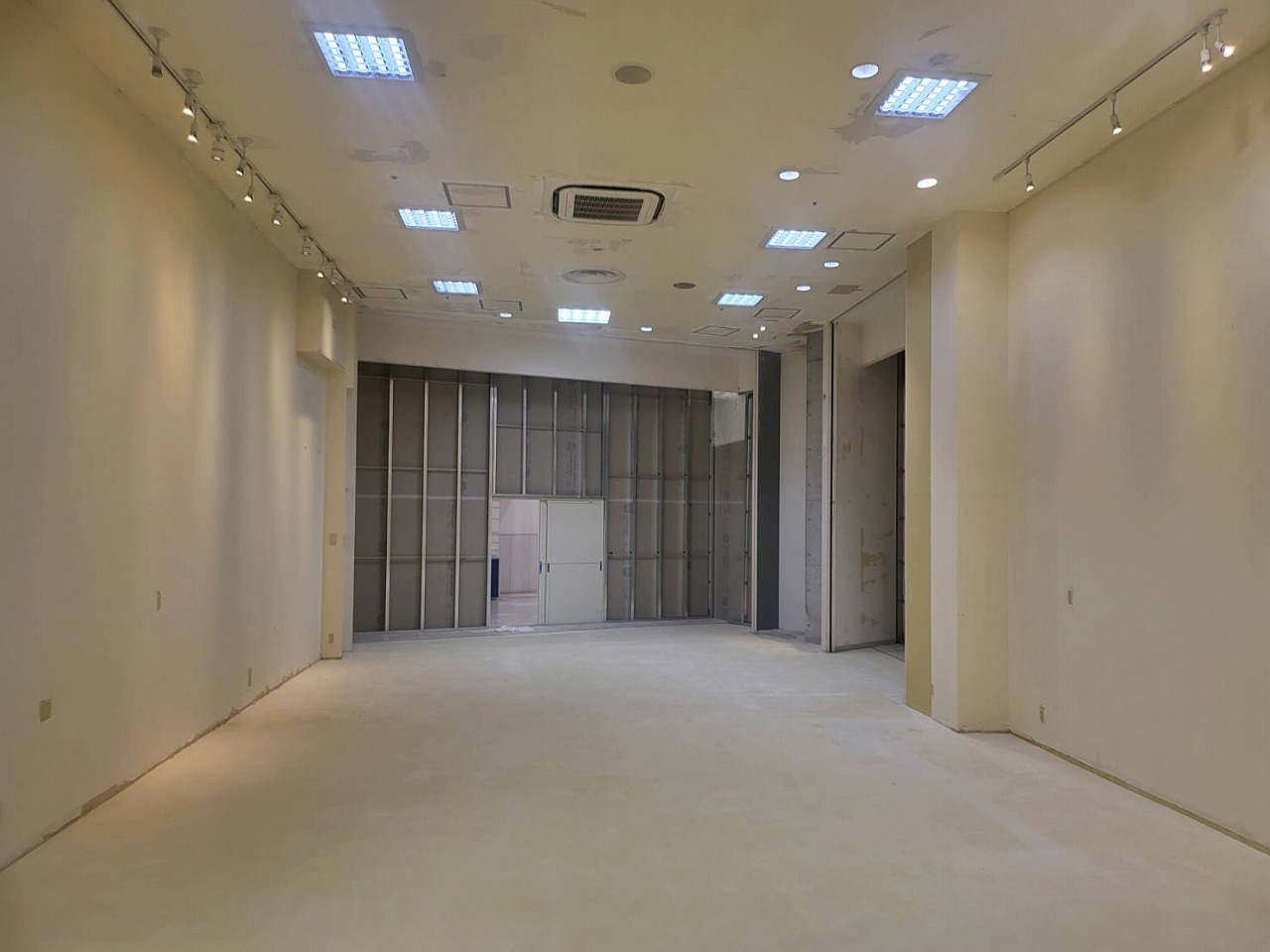 滋賀県草津市　商業施設テナント新装改修工事