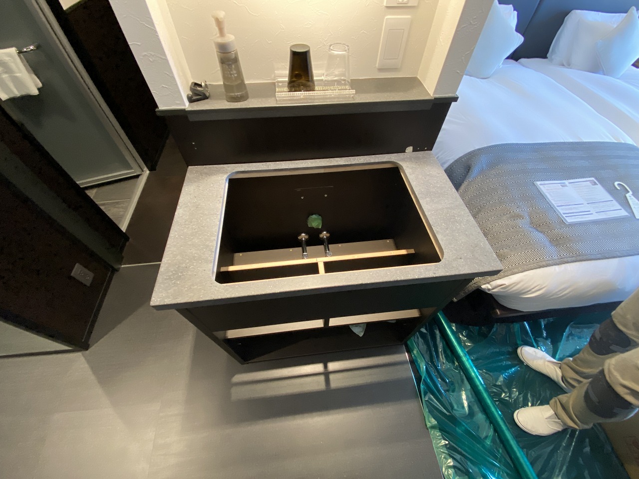 京都市下京区　ホテル手洗いカウンタ―リニューアル工事