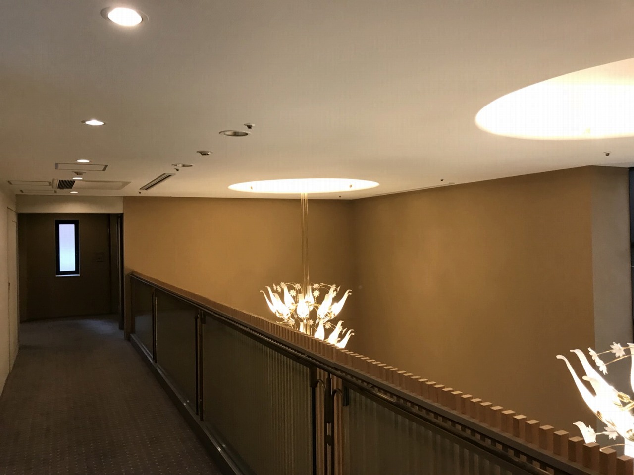 京都市中京区　ホテル玄関ホール天井吹抜けクロス貼替工事