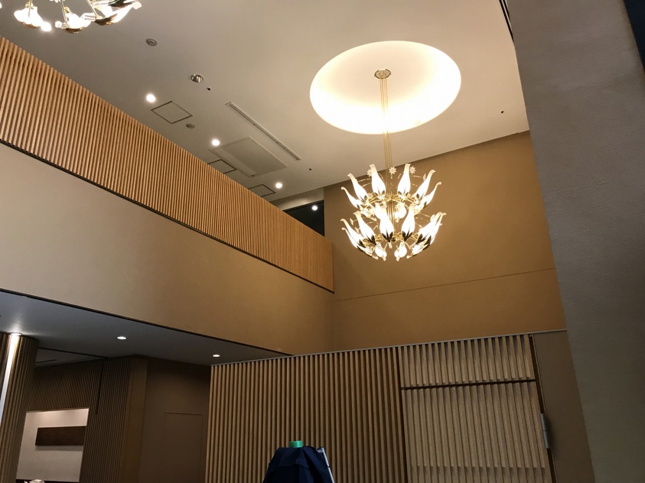 京都市中京区　ホテル玄関ホール天井吹抜けクロス貼替工事