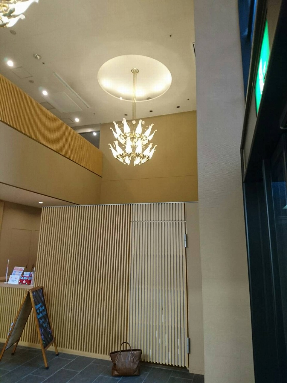 京都市中京区　ホテル玄関ホール天井吹抜けクロス貼替工事