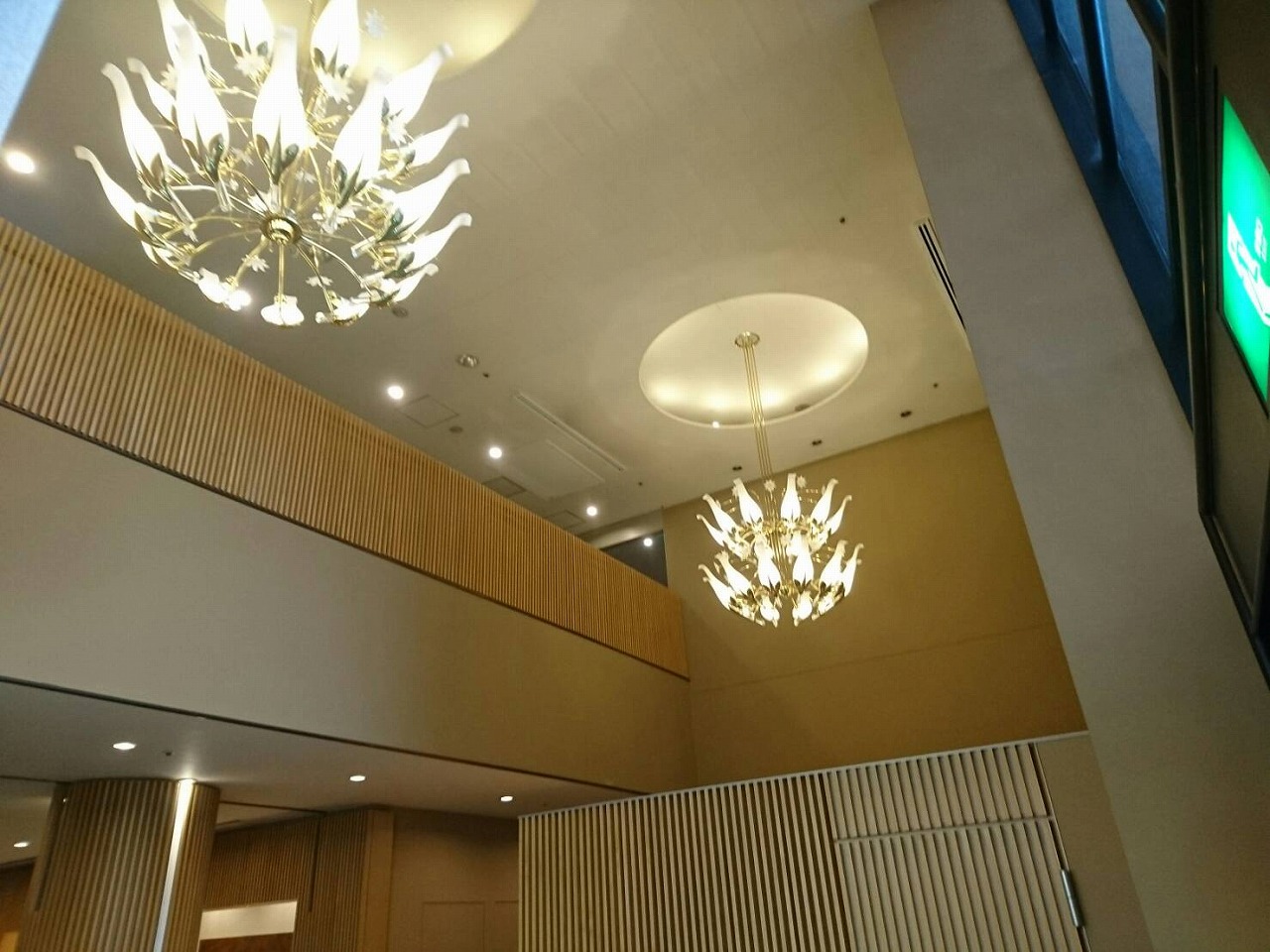 京都市中京区　ホテル玄関ホール天井吹抜けクロス貼替工事