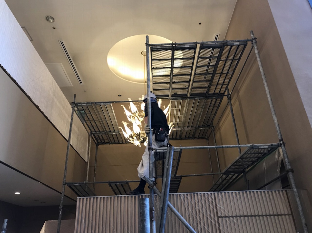 京都市中京区　ホテル玄関ホール天井吹抜けクロス貼替工事