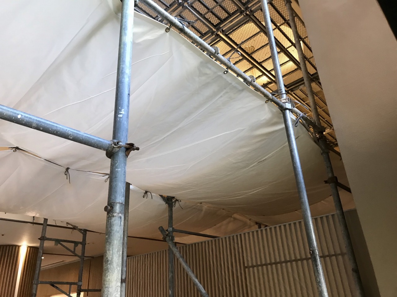 京都市中京区　ホテル玄関ホール天井吹抜けクロス貼替工事