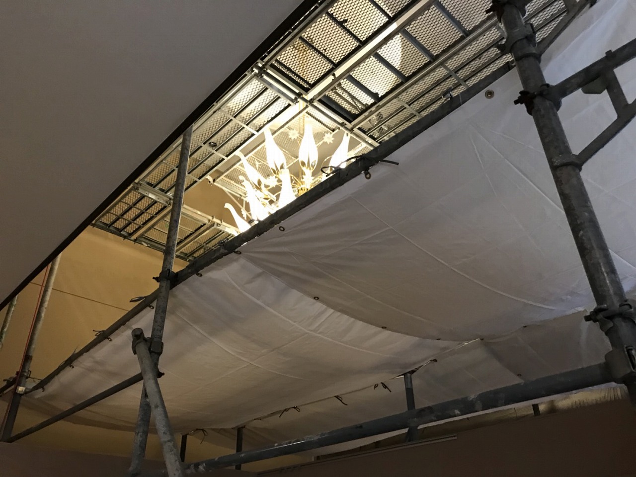 京都市中京区　ホテル玄関ホール天井吹抜けクロス貼替工事