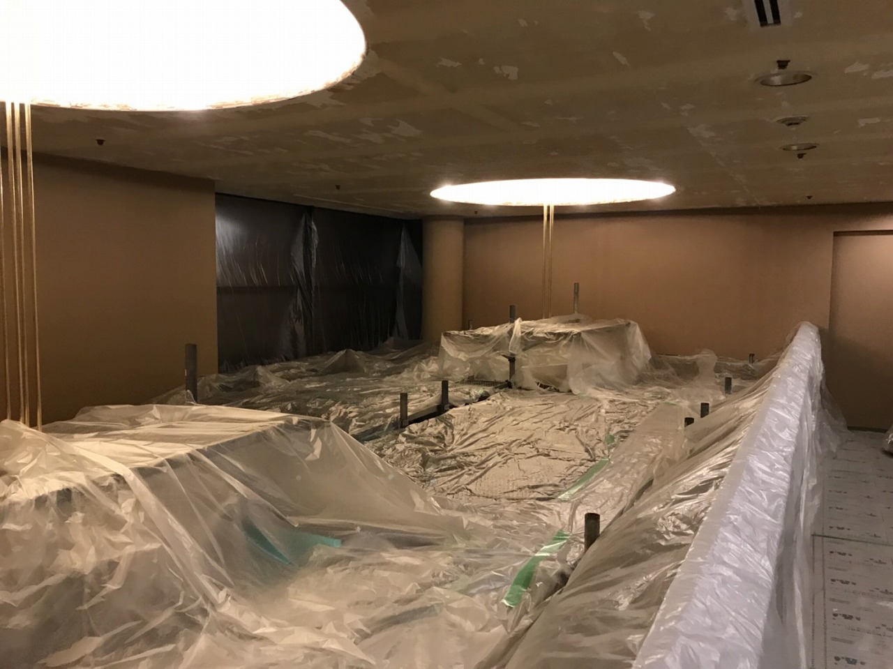 京都市中京区　ホテル玄関ホール天井吹抜けクロス貼替工事