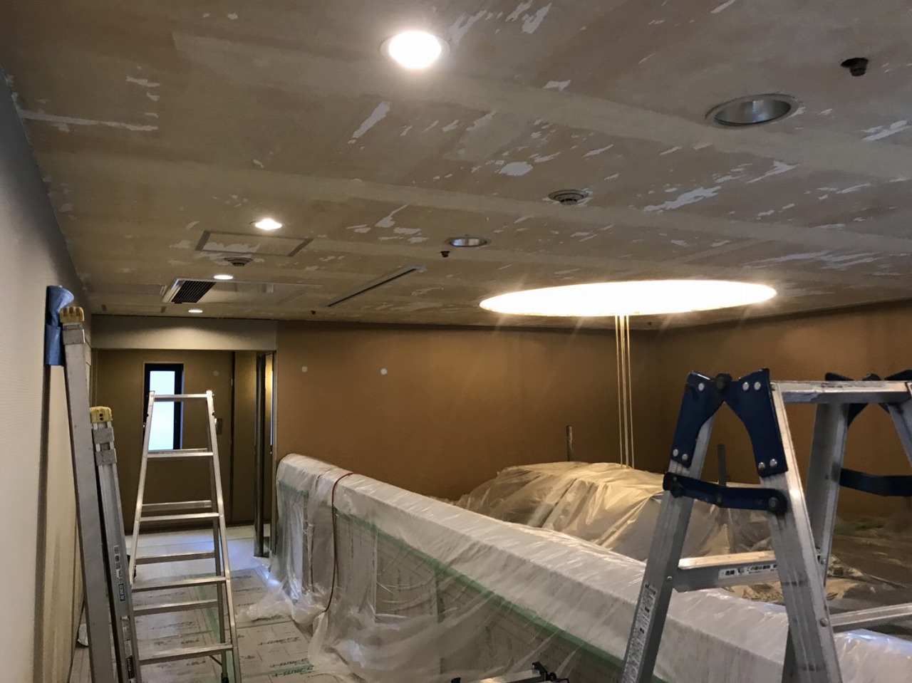 京都市中京区　ホテル玄関ホール天井吹抜けクロス貼替工事